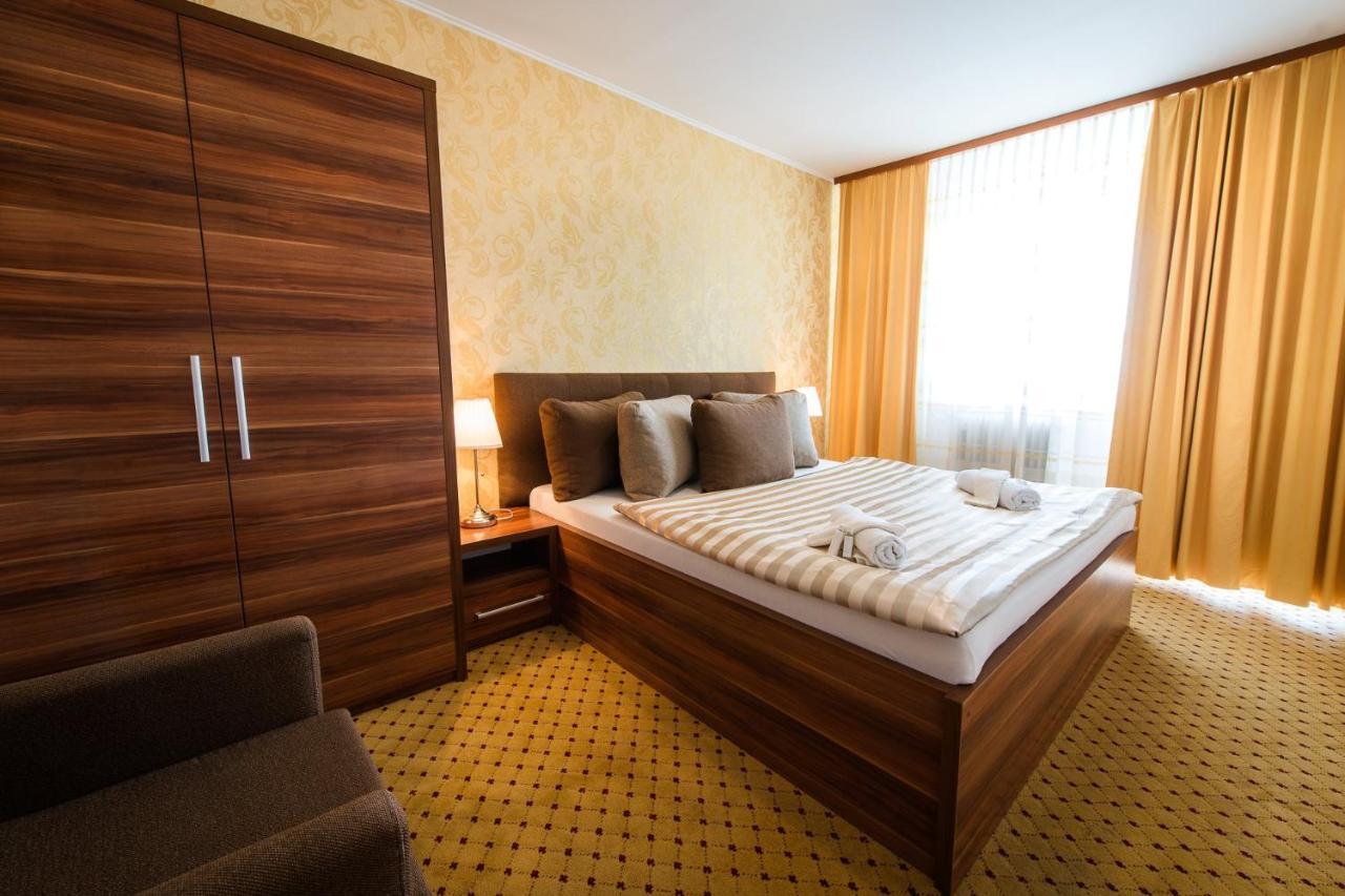 Hotel Merkur Kaluža Exteriör bild